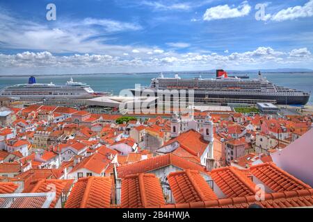 Toits de la vieille ville avec le bateau de croisière Aurora et le paquebot transatlantique Queen Mary 2 dans le port sur le Tage, Lisbonne, Portugal Banque D'Images