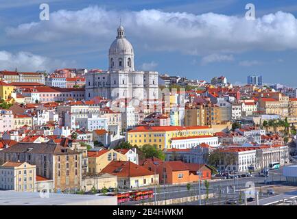 Maisons anciennes sur la colline avec l'église Santa Engracia, Lisbonne, Portugal Banque D'Images