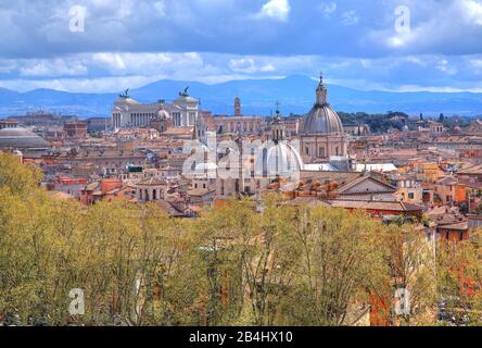 Vue sur les toits de la vieille ville sur les dômes de l'église le Vittoriano et le Capitole, Rome, Lazio, Italie Banque D'Images