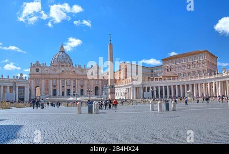 Fontaine de la place Saint-Pierre avec Obélisque de la Basilique Saint-Pierre et Palais du Vatican à, Vatican, Rome, Latium, Italie Banque D'Images