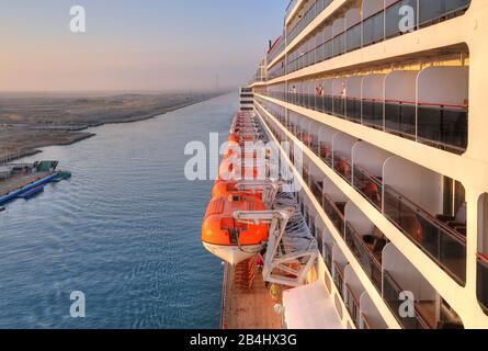 Vue latérale avec terrasse de bateau et balcons du paquebot transatlantique Queen Mary 2 dans le canal de Suez (canal de Suez), Egypte Banque D'Images