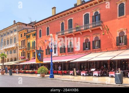 Palazzi sur la Piazza Bra avec terrasses de restaurant, vieille ville, Vérone, Vénétie, Italie Banque D'Images