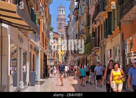 Ruelle de la vieille ville avec Torre dei Lamberti Verona Veneto Italie Banque D'Images