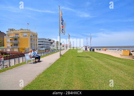 Promenade de plage sur la digue dans le quartier de Duhnen, station balnéaire de la mer du Nord Cuxhaven, estuaire de l'Elbe, mer du Nord, côte de la mer du Nord, Basse-Saxe, Allemagne Banque D'Images