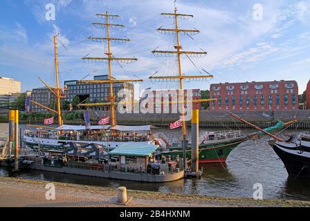 Bateau de voile historique Alexander von Humboldt avec restauration à la jetée de la Schlachte sur les rives du Weser Bremen, Weser, Land Bremen, Allemagne Banque D'Images