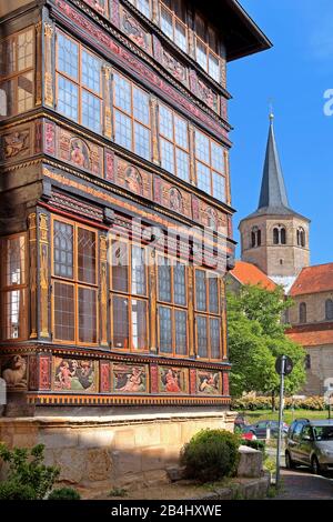 Baie vitrée de la maison à colombages de la Renaissance Werner avec la quatrième tour de la basilique Saint-Godehard dans le quartier de Fachwerk, Hildesheim, Basse-Saxe, Allemagne Banque D'Images