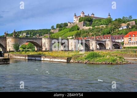 Main avec ancien pont principal et forteresse Marienberg, Würzburg, Maintal, Basse-Franconie, Franconie, Bavière, Allemagne Banque D'Images