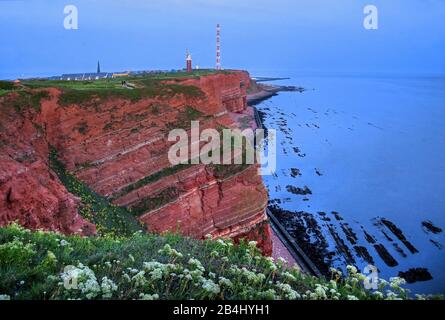 Falaise du nord-ouest avec phare et tour de transmission sur l'Oberland au crépuscule, Heligoland, baie d'Helgoland, Golfe allemande, île de la mer du Nord, Mer du Nord, Schleswig-Holstein, Allemagne Banque D'Images