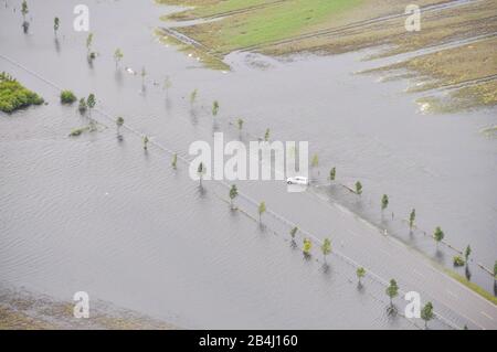 Allemagne, Saxe-Anhalt, Fischbeck, route de campagne inondée, rupture de digue à Fischbeck, inondation du siècle 2013, Allemagne. Banque D'Images