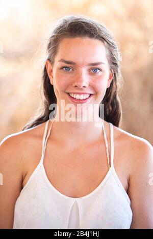 Portrait, frontal, fille, rire Banque D'Images
