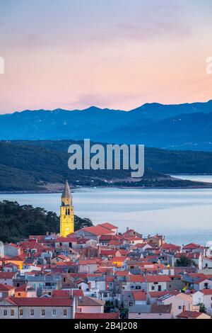 Vrbnik, île de Krk, côte est, Kvarner Bay, comté de Primorje-Gorski Kotar, Croatie Banque D'Images