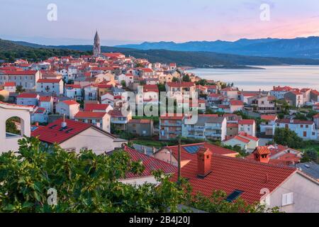 Vrbnik, île de Krk, côte est, Kvarner Bay, comté de Primorje-Gorski Kotar, Croatie Banque D'Images