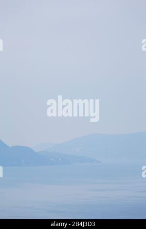 Europe, Italie, Piémont, Riviera De Cannero. Un aperçu des hauteurs au-dessus du lac majeur malteux sur Porto Valtravaglia. Banque D'Images