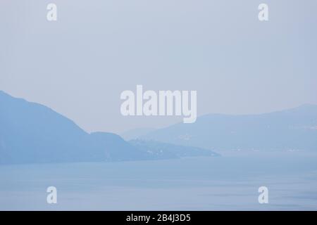 Europe, Italie, Piémont, Riviera De Cannero. Un aperçu des hauteurs au-dessus du lac majeur malteux sur Porto Valtravaglia. Banque D'Images