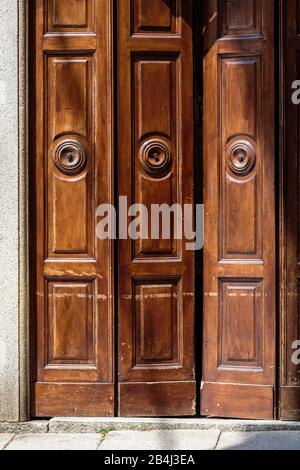 Europe, Italie, Piémont, Orta San Giulio. En bois, porte en quatre parties d'une maison dans la vieille ville. Banque D'Images