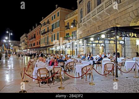 Palazzi sur la Piazza Bra avec terrasses de restaurant la nuit, vieille ville, Vérone, Vénétie, Italie Banque D'Images