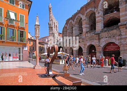 Piazza Bra Avec L'Arena Di Verona, La Vieille Ville, Vérone, Vénétie, Italie Banque D'Images