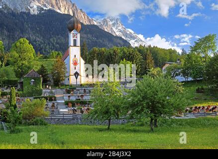 Village église au-dessus du cimetière contre le Zugspitze 2962 m dans les montagnes de Wetterstein, Grainau, Werdenfelser Land, Zugspitzland, Haute-Bavière, Bavière, Allemagne Banque D'Images