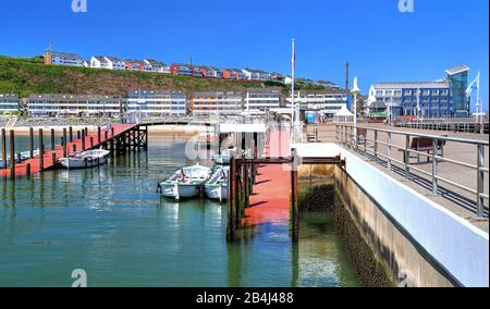 Bateaux de navigation à la jetée avec les terres supérieures et inférieures, Heligoland, Helgoland Bay, German Bight, North Sea Island, North Sea, Schleswig-Holstein, Allemagne Banque D'Images