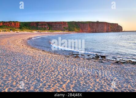 Plage du Nord avec falaises au soleil le soir, Heligoland, baie d'Helgoland, Golfe allemande, île de la mer du Nord, Mer du Nord, Schleswig-Holstein, Allemagne Banque D'Images