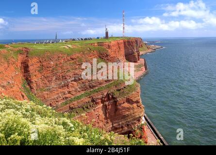 Falaise du nord-ouest avec phare et tour de transmission sur l'Oberland, Heligoland, baie d'Heligoland, Golfe allemande, île de la mer du Nord, Mer du Nord, Schleswig-Holstein, Allemagne Banque D'Images