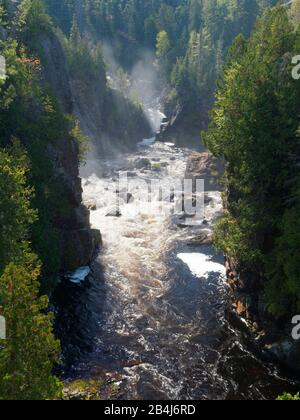 Région D'Algoma, Chutes D'Aubrey, Automne, Kanada, Conifères, Ontario, River Canyon Banque D'Images