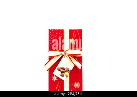 Boîte au chocolat rouge avec étiquette et ruban papillon jaune rouge isolé sur blanc Banque D'Images
