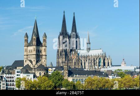 Allemagne, Rhénanie-du-Nord-Westphalie, Cologne, l'église Groß St Martin est l'une des douze principales églises romanes du centre de Cologne. À Droite, Cathédrale De Cologne, Site Classé Au Patrimoine Mondial De L'Unesco Banque D'Images