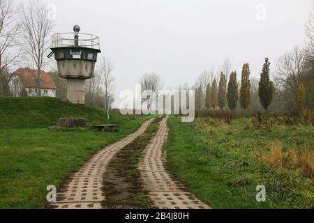 Allemagne, Saxe-Anhalt, Hötensleben, tour frontalière et bande de mort à la frontière intérieure allemande, musée de la frontière Hötensleben, Saxe-Anhalt. Banque D'Images