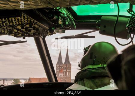 Allemagne, Saxe-Anhalt, Jérichow, dans le poste de pilotage d'un hélicoptère de la Bundeswehr, Jérichiw avec tours d'église, rupture de digue à Fischbeck, inondation du siècle 2013, Allemagne. Banque D'Images