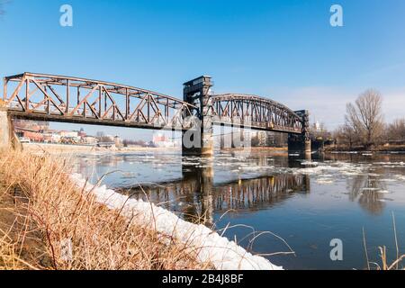 Allemagne, Saxe-Anhalt, Magdeburg, pont de levage en hiver, flotteurs de glace dérive sur l'Elbe. Banque D'Images