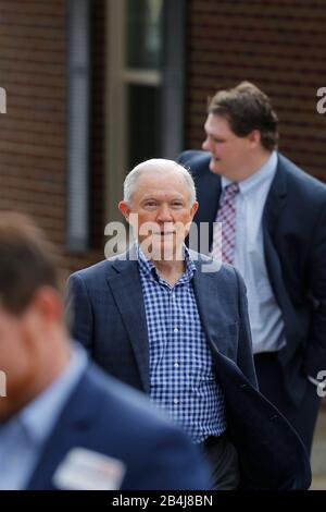 Mobile, ALABAMA, États-Unis. 3 mars 2020. L'ancien procureur général des États-Unis Jeff sessions se promène dans un centre de vote des Volontaires des États-Unis le super mardi à Mobile, Alabama États-Unis le 3 mars 2020. Des sessions sont organisées dans le primaire républicain pour son ancien siège du Sénat qu'il a laissé devenir procureur général des États-Unis sous la présidence de Donald J. Trumps. Crédit : Dan Anderson/Zuma Wire/Alay Live News Banque D'Images