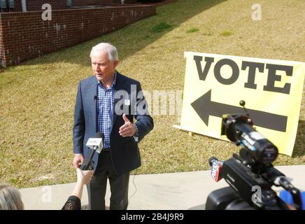 Mobile, ALABAMA, États-Unis. 3 mars 2020. L'ancien procureur général des États-Unis Jeff sessions répond aux questions des médias après avoir voté dans un bureau de vote de Volontaires des États-Unis le super mardi à Mobile, Alabama États-Unis le 3 mars 2020. Des sessions sont organisées dans le primaire républicain pour son ancien siège du Sénat qu'il a laissé devenir procureur général des États-Unis sous la présidence de Donald J. Trumps. Crédit : Dan Anderson/Zuma Wire/Alay Live News Banque D'Images