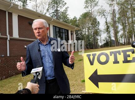 Mobile, ALABAMA, États-Unis. 3 mars 2020. L'ancien procureur général des États-Unis Jeff sessions répond aux questions des médias après avoir voté dans un bureau de vote de Volontaires des États-Unis le super mardi à Mobile, Alabama États-Unis le 3 mars 2020. Des sessions sont organisées dans le primaire républicain pour son ancien siège du Sénat qu'il a laissé devenir procureur général des États-Unis sous la présidence de Donald J. Trumps. Crédit : Dan Anderson/Zuma Wire/Alay Live News Banque D'Images