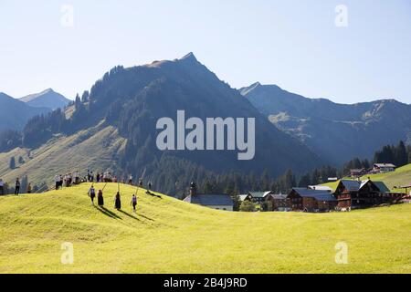 Autriche, Vorarlberg, petit Walsertal, Baad, Alphorn Festival, Alphorn souffleur, pré. Banque D'Images