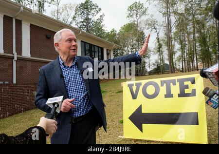 Mobile, ALABAMA, États-Unis. 3 mars 2020. L'ancien procureur général des États-Unis Jeff sessions répond aux questions des médias après avoir voté dans un bureau de vote de Volontaires des États-Unis le super mardi à Mobile, Alabama États-Unis le 3 mars 2020. Des sessions sont organisées dans le primaire républicain pour son ancien siège du Sénat qu'il a laissé devenir procureur général des États-Unis sous la présidence de Donald J. Trumps. Crédit : Dan Anderson/Zuma Wire/Alay Live News Banque D'Images