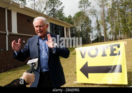 Mobile, ALABAMA, États-Unis. 3 mars 2020. L'ancien procureur général des États-Unis Jeff sessions répond aux questions des médias après avoir voté dans un bureau de vote de Volontaires des États-Unis le super mardi à Mobile, Alabama États-Unis le 3 mars 2020. Des sessions sont organisées dans le primaire républicain pour son ancien siège du Sénat qu'il a laissé devenir procureur général des États-Unis sous la présidence de Donald J. Trumps. Crédit : Dan Anderson/Zuma Wire/Alay Live News Banque D'Images