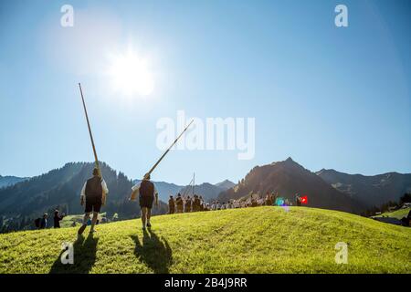 Autriche, Vorarlberg, petit Walsertal, Baad, Alphorn Festival, Alphorn souffleur, pré. Banque D'Images