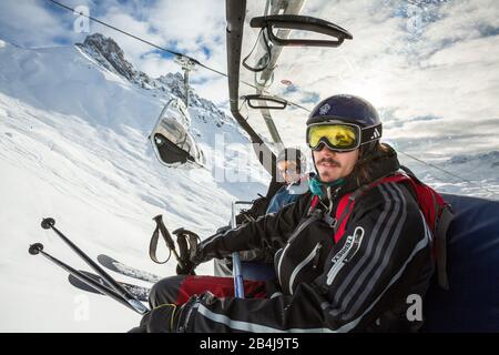 Östrreich, Vorarlberg, Hochtanberg, domaine skiable de Warth-Schröcken, télésiège, skieurs, freeride sur le Hochtanberg. Banque D'Images