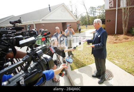 Mobile, ALABAMA, États-Unis. 3 mars 2020. L'ancien procureur général des États-Unis Jeff sessions répond aux questions des médias après avoir voté dans un bureau de vote de Volontaires des États-Unis le super mardi à Mobile, Alabama États-Unis le 3 mars 2020. Des sessions sont organisées dans le primaire républicain pour son ancien siège du Sénat qu'il a laissé devenir procureur général des États-Unis sous la présidence de Donald J. Trumps. Crédit : Dan Anderson/Zuma Wire/Alay Live News Banque D'Images