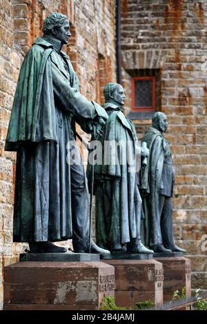 Constructions en bronze, du Monument de droite en l'honneur de l'empereur Guillaume I. roi de Prusse, riedrich Guillaume IV Roi de Prusse, Friedrich Wilhelm III Roi De Prusse, Château De Hohenzollern, Hechingen, Alb Swabian, Bade-Wuerttemberg, Allemagne, Europe Banque D'Images