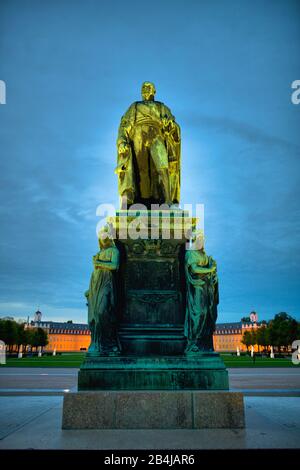 Monument De Karl Friedrich Grand Duc De Baden, Schlossplatz, Karlsruhe, Derrière Badisches Landesmuseum, Palais De Karlsruhe, Karlsruhe, Bade-Wurtemberg, Allemagne Banque D'Images