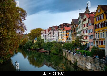 Vue depuis le pont Neckar sur la vieille ville avec Hölderlinturm et Punts, Tübingen, Bade-Wuerttemberg, Allemagne Banque D'Images