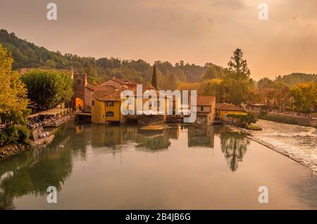 Valeggio sul Mincio, Borghetto sur le Mincio au sud du Lago di Garda, Vénétie, Italie, Europe Banque D'Images