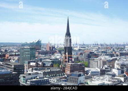 Vue sur le centre-ville avec Elbphilonie et Nikolaikirchturm, Hambourg, Allemagne, Europe Banque D'Images