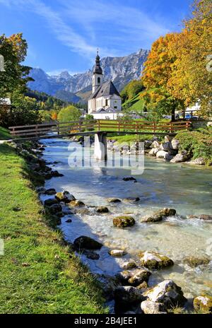 Église paroissiale de Saint-Sébastien sur le Ramsauer Ache contre le Reiteralpe (2286 m), Ramsau, Berchtesgadener Land, Haute-Bavière, Bavière, Allemagne Banque D'Images