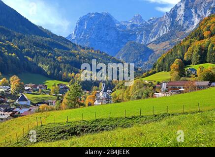 Vue d'ensemble du site avec l'église paroissiale de Saint-Sébastien contre le Reiteralpe (2286 m), Ramsau, Berchtesgadener Land, Haute-Bavière, Bavière, Allemagne Banque D'Images