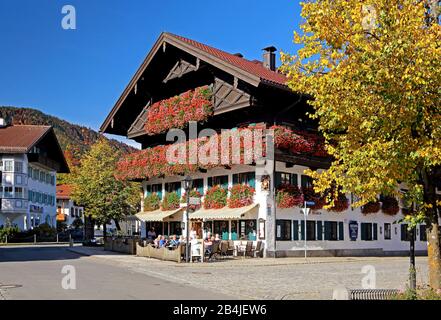 Hotel Wolf avec décoration florale dans le centre du village, Oberammergau, Ammertal, Alpes d'Ammergau, Haute-Bavière, Bavière, Allemagne Banque D'Images