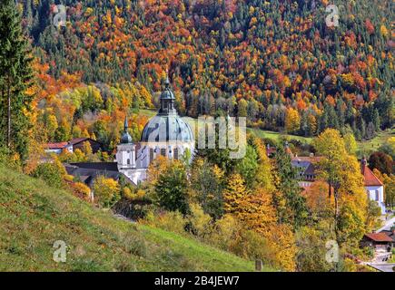 Paysage D'Automne Avec Abbaye D'Ettal, Ettal, Parc Naturel D'Ammergauer Alpen, Haute-Bavière, Bavière, Allemagne Banque D'Images