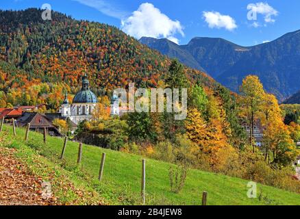 Paysage D'Automne Avec Abbaye D'Ettal, Ettal, Parc Naturel D'Ammergauer Alpen, Haute-Bavière, Bavière, Allemagne Banque D'Images